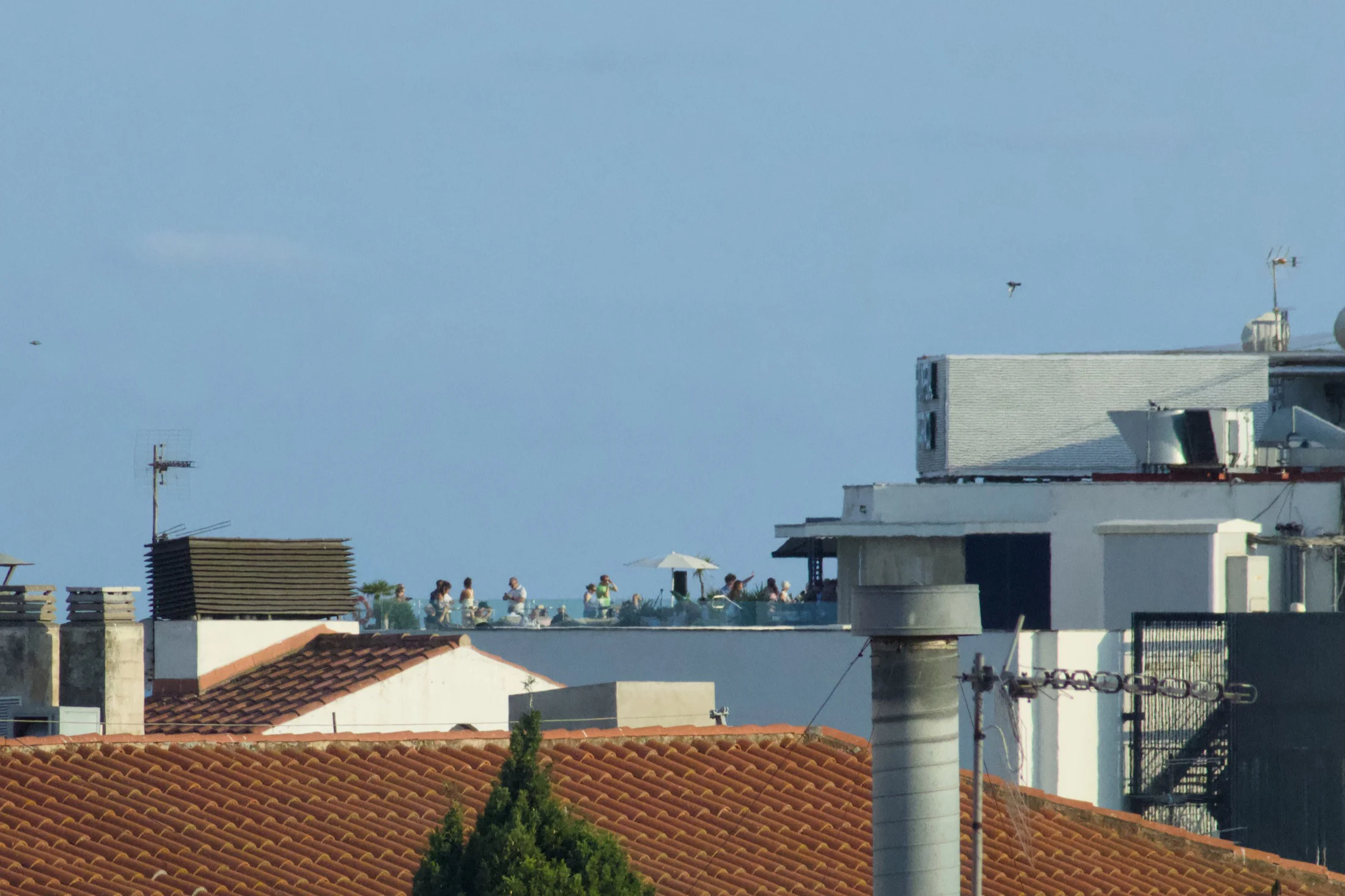 crowd gathering to watch the eclipse in Tarragona