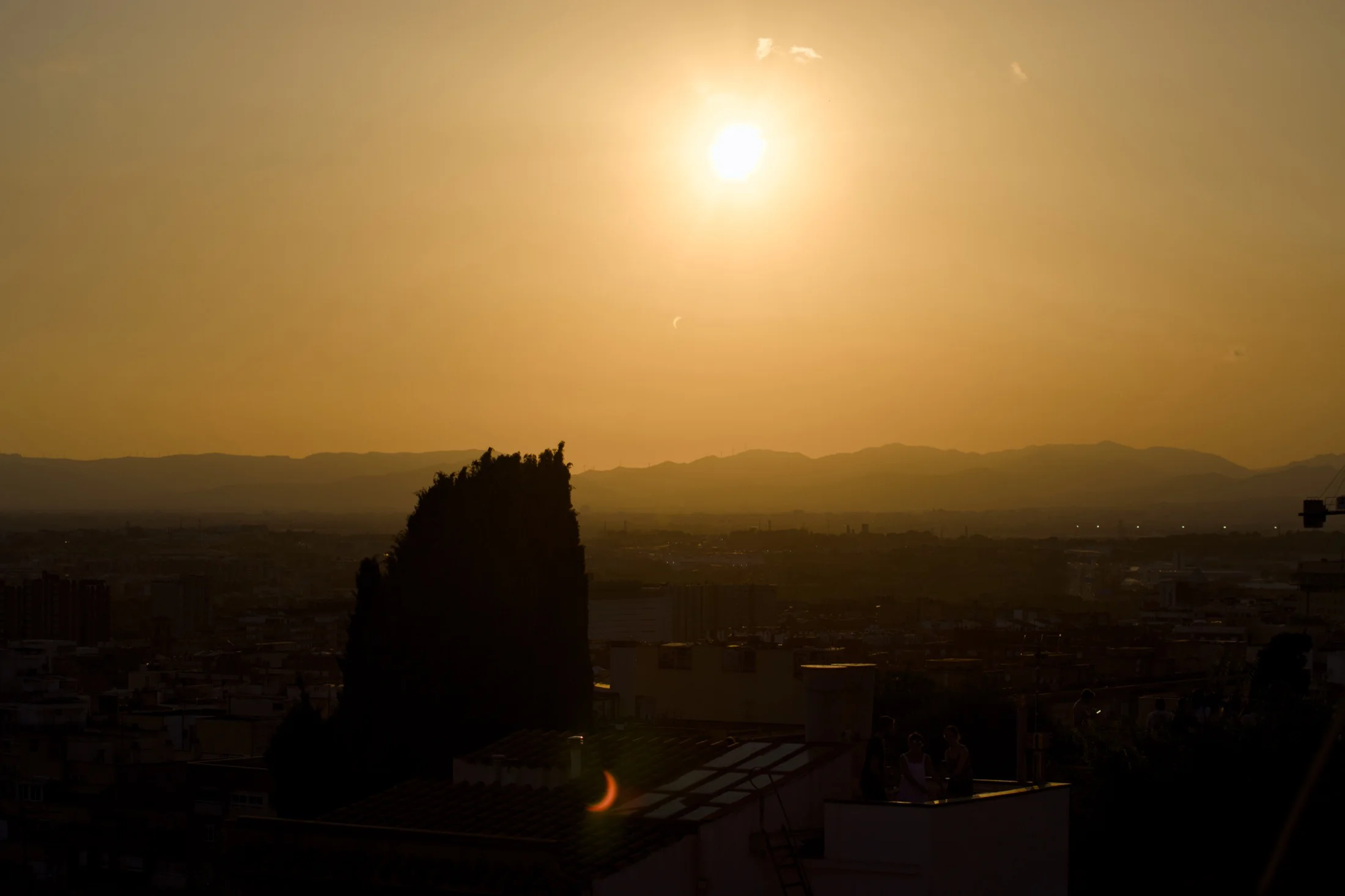 golden glow during the solar eclipse, Tarragona