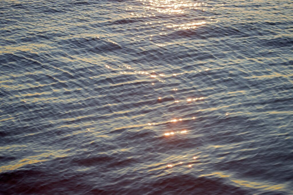 weave pattern on the sea surface with pretty reflections