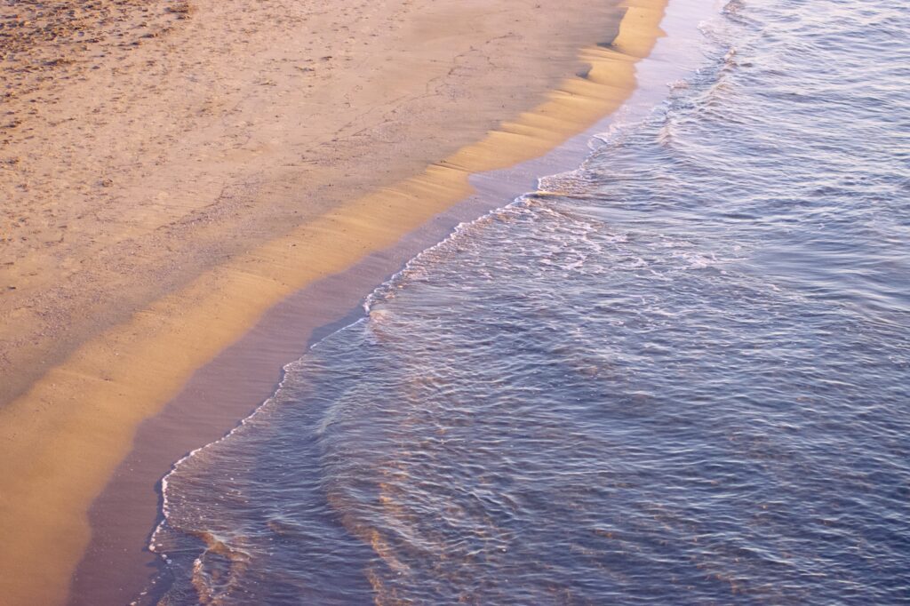 sand and sea, s shape in pink shades